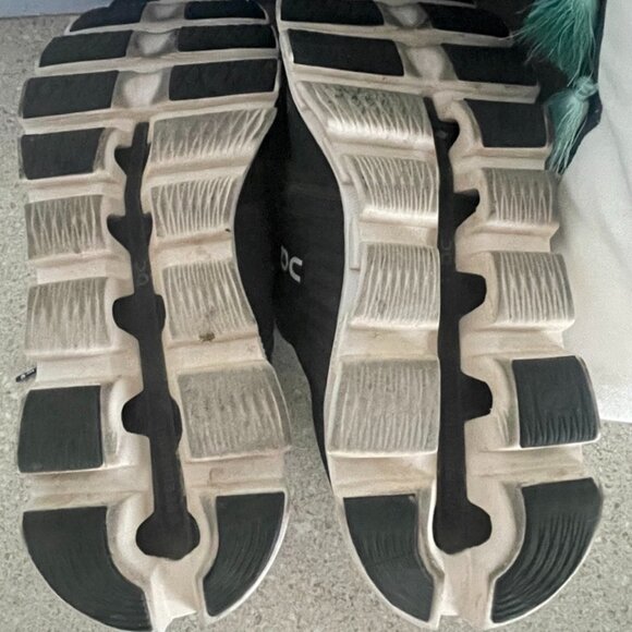 On Cloud Women's Size 9 Black Running Shoes Worn Only Twice - Picture 5 of 6